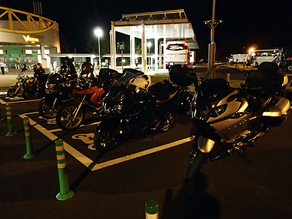 足柄ＳＡに２２：３０集合